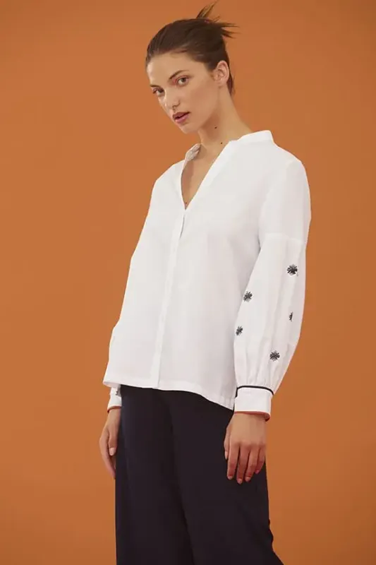 WNT Collection Dámska biela košeľa s peknými výšivkami na rukávoch.