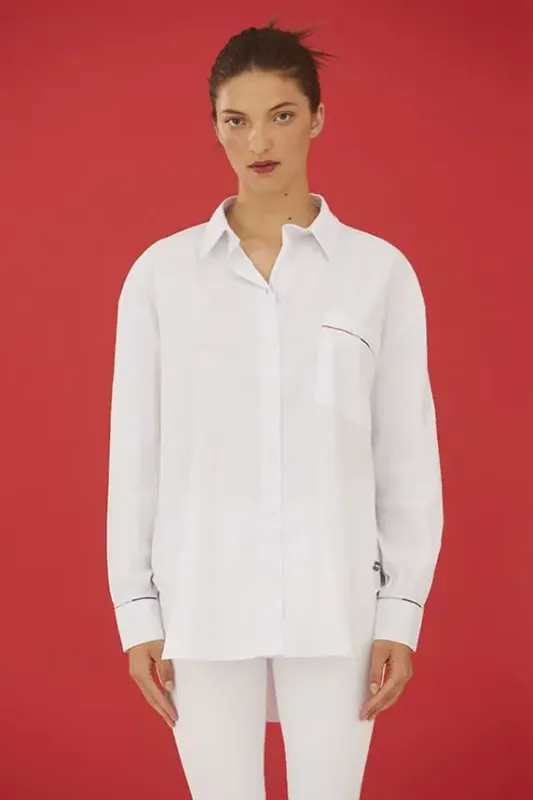 WNT Collection Dámska biela košeľa s peknými výšivkami na vrecku, vzadu predĺžená.